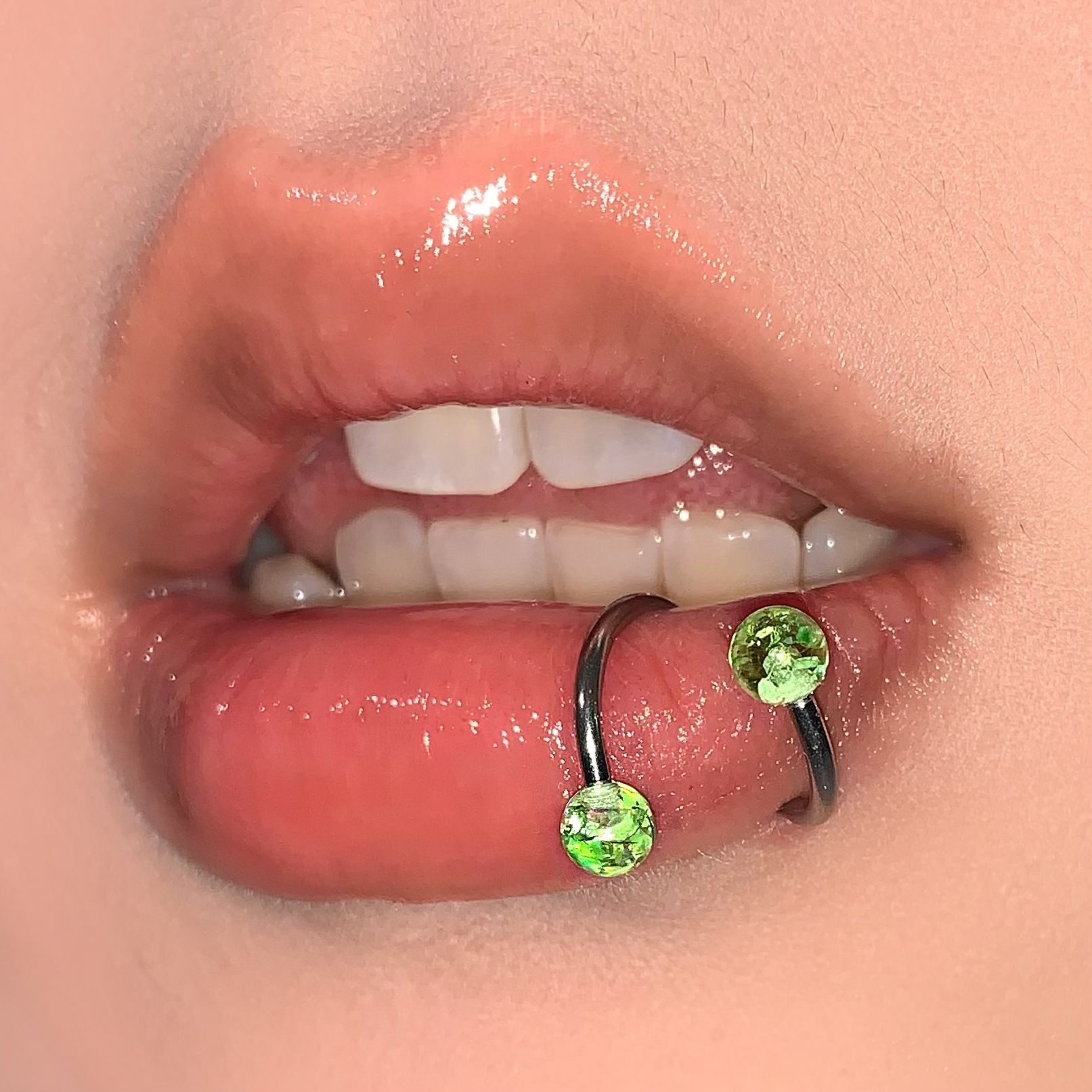 5-Color Fine Glitter Acrylic Lip Ring S-Shaped Rod Ear Bone Ring Titanium Steel Hot Girl Piercing Jewelry Factory Cross-Border Wholesale - Image 5
