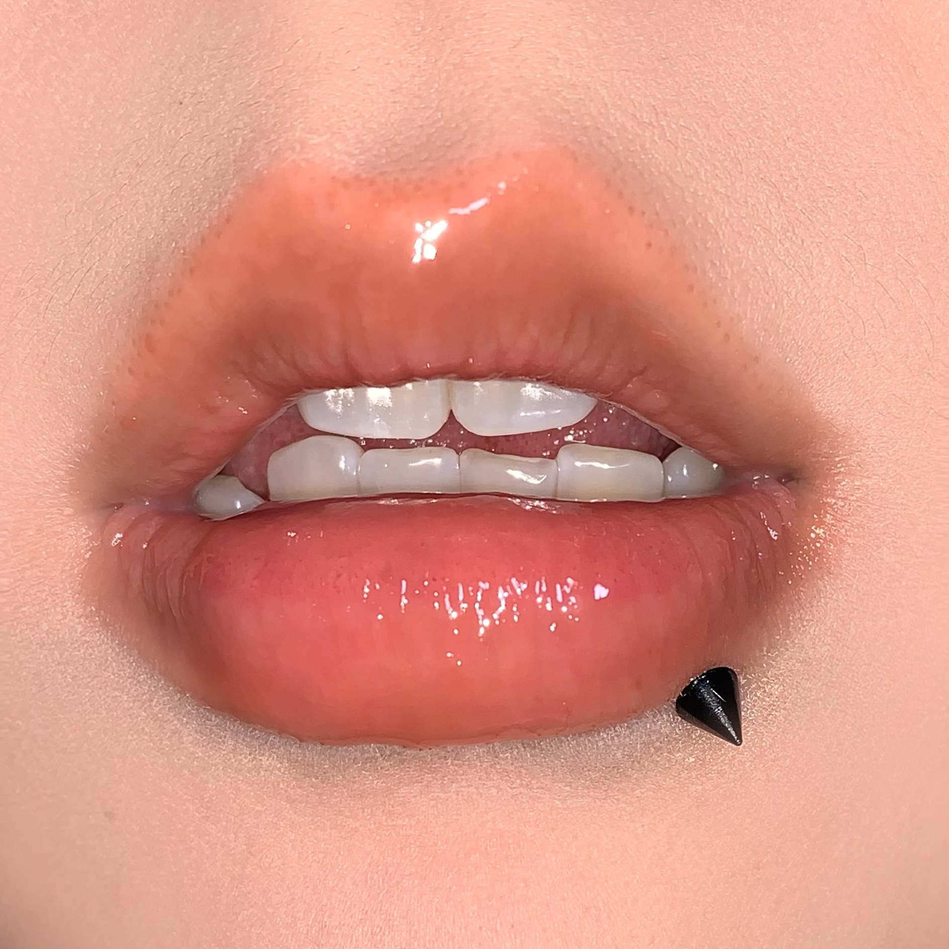 Black Gradient Cat Ear Lip Studs, Spicy Girl Sweet Cool 316L Surgical Steel Externally Threaded Lip Piercing Jewelry Factory Export Wholesale - Image 2